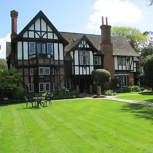 Tudor Grange Борнмут
